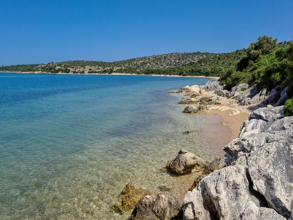 Yunan İyon kıyı şeridinin ıssız bir bölgesinde el değmemiş plajlar.