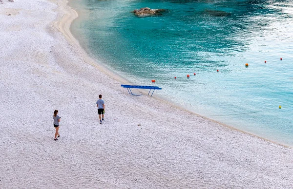 Lefkada Island Greece 2022 Young Tourists Visiting Agiofili Beach Early — Stock Photo, Image