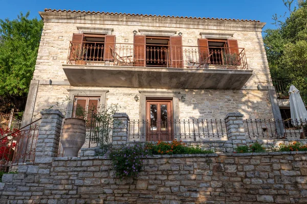 Ithaca Adası, Yunanistan-05.25.2022. Kioni, Ithaca, Yunanistan 'da Villa Votsalo. Tatiller için güzel bir geleneksel taş mülk..