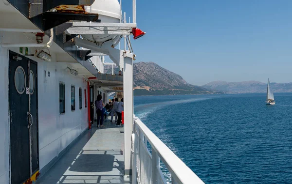 İyon Denizi, Yunanistan-05.24.2022. Anakaradan adalara mal ve yolcu taşıyan bir Yunan feribotuyla İyon Denizi 'ne açılıyoruz..