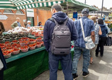 Londra mı? UK- 06.19.2022. İnsanlar ucuz ve makul fiyatlı meyve ve sebzeler için bir sokak pazarından gıda enflasyonu hızla yükselip rekor seviyede.