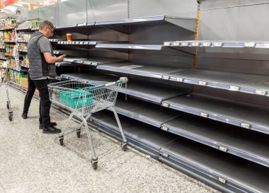 Londra mı? UK- 06.19.2022. Süpermarkette boş raflar.