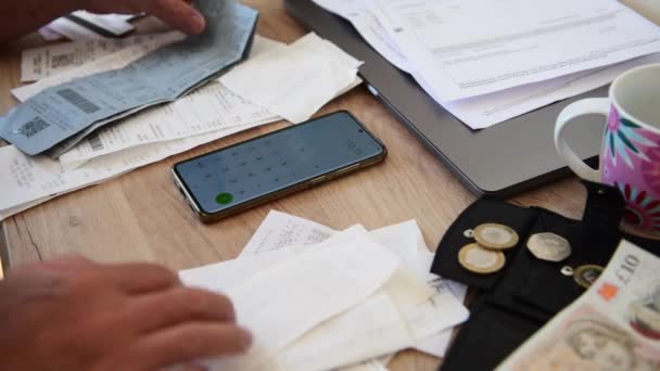 Een Persoon Die Kosten Van Levensonderhoud Berekent Met Een Telefoonrekenmachine — Stockvideo