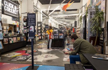 Londra mı? Birleşik Krallık-06.26.2022. Brick Lane Market 'teki Rough Trade East mağazasının içi. Eski plaklar ve kaset kayıtları konusunda uzmanlaşmış..