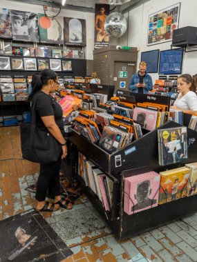 Londra mı? Birleşik Krallık-06.26.2022. Brick Lane Market 'teki Rough Trade East mağazasının içi. Eski plaklar ve kaset kayıtları konusunda uzmanlaşmış..