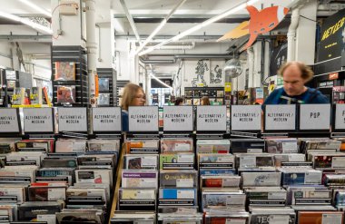 Londra mı? Birleşik Krallık-06.26.2022. Brick Lane Market 'teki Rough Trade East mağazasının içi. Eski plaklar ve kaset kayıtları konusunda uzmanlaşmış..