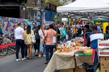 Londra mı? Birleşik Krallık-06.26.2022. Brick Lane Market 'te büyük bir turist ve ziyaretçi kalabalığı sokak yiyecek dükkanlarını ziyaret ediyor..