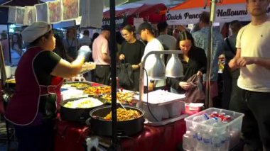 Londra mı? Birleşik Krallık-06.26.2022. Brick Lane 'deki Upmarket' in iç manzarası turist ve ziyaretçi kalabalığını gösteriyor..