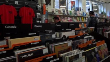 Londra mı? Birleşik Krallık-06.26.2022. Brick Lane Market 'teki Rough Trade East mağazasının içi. Klasik plaklar ve kaset kayıtları konusunda uzmanlaşmış..