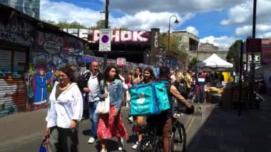 Londra mı? UK- 06.26.2022. Kalabalık, kalabalık bir Brick Lane Pazarı 'nın sokak manzarası. Her pazar çok sayıda turist ve ziyaretçi çekiyor..