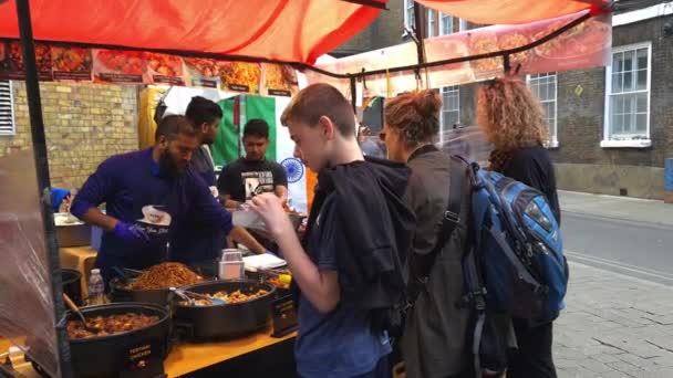 London 2022 Large Crowd Tourists Visitors Brick Lane Market Visiting — Stock Video