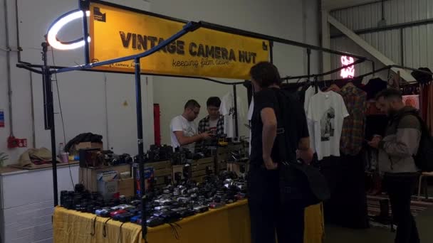 London 2022 Bod Sælger Vintage Kameraer Brick Lane Backyard Market – Stock-video
