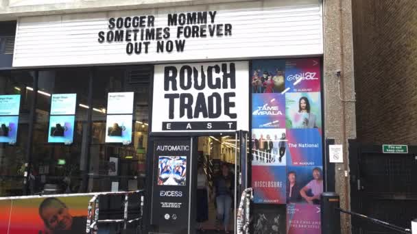 2022 Brick Lane Market的Rough Trade East的店面和标志 专卖旧音乐唱片的商店 — 图库视频影像