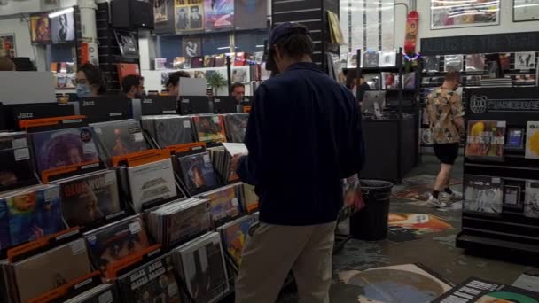 2022 빈티지 테이프 음악을 전문으로 마켓에 Rough Trade East Store — 비디오