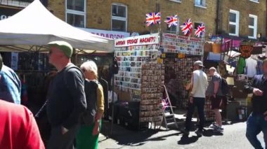Londra mı? UK- 06.26.2022. Kalabalık, kalabalık bir Brick Lane Pazarı 'nın sokak manzarası. Her pazar çok sayıda turist ve ziyaretçi çekiyor..