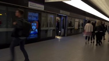 Londra mı? UK- 06.30.2022. Liverpool Caddesi 'ndeki istasyon daha yeni açıldı. Elizabeth Hattı şu anda çok sayıda yolcuya hizmet veriyor..