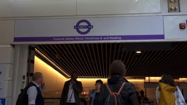 Londen Verenigd Koninkrijk 2022 Een Drukke Menigte Passagiers Betreedt Onlangs — Stockvideo