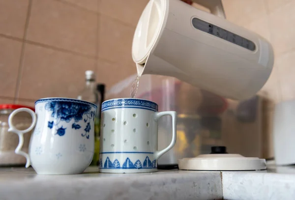 Person Pouring Boiled Water Tea Mugs Energy Use Cost Living — 图库照片