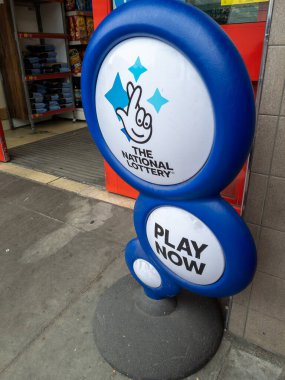 Londra mı? Birleşik Krallık-O9.13.2022. Marketin girişindeki Ulusal Piyango için bir reklam tabelası..
