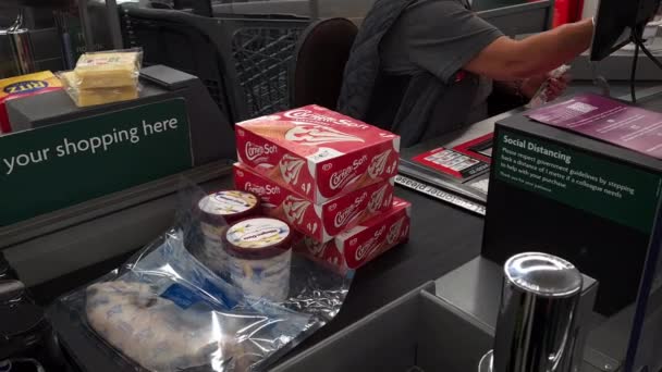 2022 슈퍼마켓에서 컨베이어의 식료품을 검사하면서 스캔을 기다리고 있습니다 — 비디오