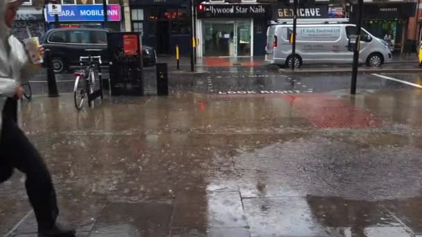 Londýn 2022 Bleskové Dešťové Bouře Hlavním Městě Rekordním Letním Vedru — Stock video