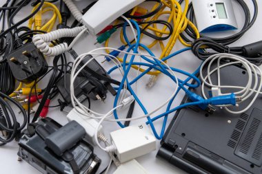 Atık imhası için modası geçmiş bir tüketici elektronik ekipmanı yığını.