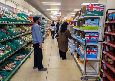 Londra mı? İngiltere-09.16.2022. İndirim, bütçe marketi süpermarketi, ucuz ve ucuz gıda alışverişi yapan müşterilerin yanı sıra yaşam maliyeti önemli ölçüde artmaktadır..