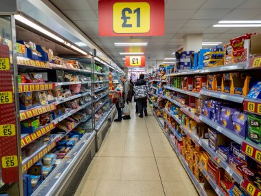 Londra mı? İngiltere-09.16.2022. İndirim, bütçe marketi süpermarketi, ucuz ve ucuz gıda alışverişi yapan müşterilerin yanı sıra yaşam maliyeti önemli ölçüde artmaktadır..