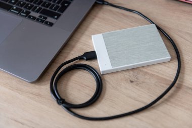 Bir dizüstü bilgisayara bağlı harici bir sabit disk, dosya saklama aygıtı.