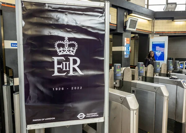 Londres 2022 Aviso Metro Londres Conmemorando Fallecimiento Reina Isabel — Foto de Stock