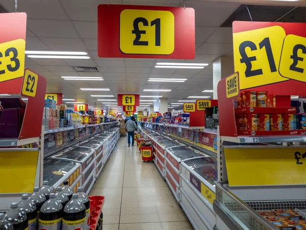 Londra mı? İngiltere-09.16.2022. İndirim, bütçe marketi süpermarketi, ucuz ve ucuz gıda alışverişi yapan müşterilerin yanı sıra yaşam maliyeti önemli ölçüde artmaktadır..