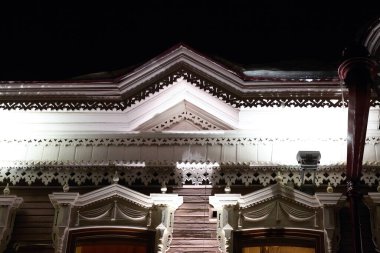 Klasik ahşap pencereler, dantelli ahşap Tomsk mimarisi.