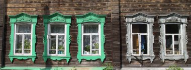 Klasik ahşap pencereler, dantelli ahşap Tomsk mimarisi.