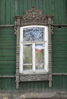 Klasik ahşap pencereler, dantelli ahşap Tomsk mimarisi.