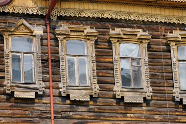 Klasik ahşap pencereler, dantelli ahşap Tomsk mimarisi.