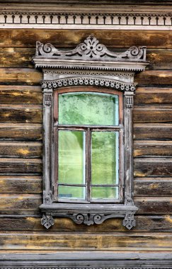 Klasik ahşap pencereler, dantelli ahşap Tomsk mimarisi.