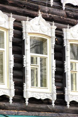 Klasik ahşap pencereler, dantelli ahşap Tomsk mimarisi.