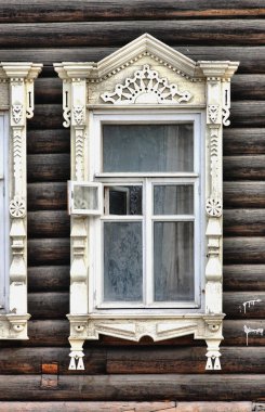 Klasik ahşap pencereler, dantelli ahşap Tomsk mimarisi.