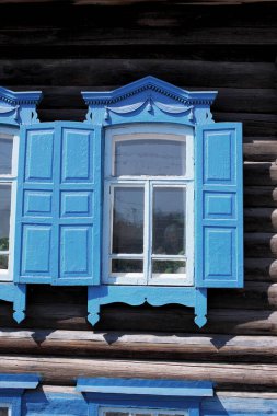 Klasik ahşap pencereler, dantelli ahşap Tomsk mimarisi.