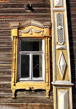 Klasik ahşap pencereler, dantelli ahşap Tomsk mimarisi.