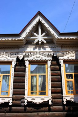 Klasik ahşap pencereler, dantelli ahşap Tomsk mimarisi..