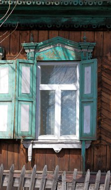 Klasik ahşap pencereler, dantelli ahşap Tomsk mimarisi..
