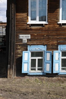 Klasik ahşap pencereler, dantelli ahşap Tomsk mimarisi..