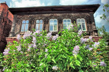 Klasik ahşap pencereler, dantelli ahşap Tomsk mimarisi..