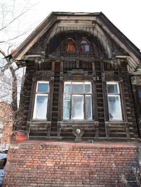 Klasik ahşap pencereler, dantelli ahşap Tomsk mimarisi..