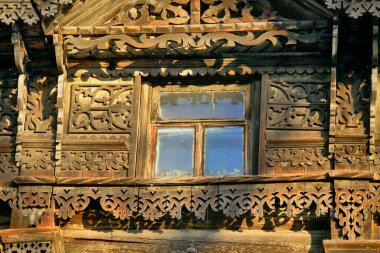 Klasik ahşap pencereler, dantelli ahşap Tomsk mimarisi..