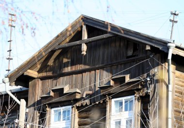 Klasik ahşap pencereler, dantelli ahşap Tomsk mimarisi.