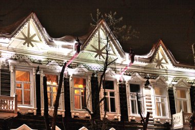 Klasik ahşap pencereler, dantelli ahşap Tomsk mimarisi.