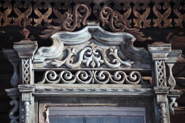 Klasik ahşap pencereler, dantelli ahşap Tomsk mimarisi.