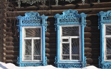 Klasik ahşap pencereler, dantelli ahşap Tomsk mimarisi.